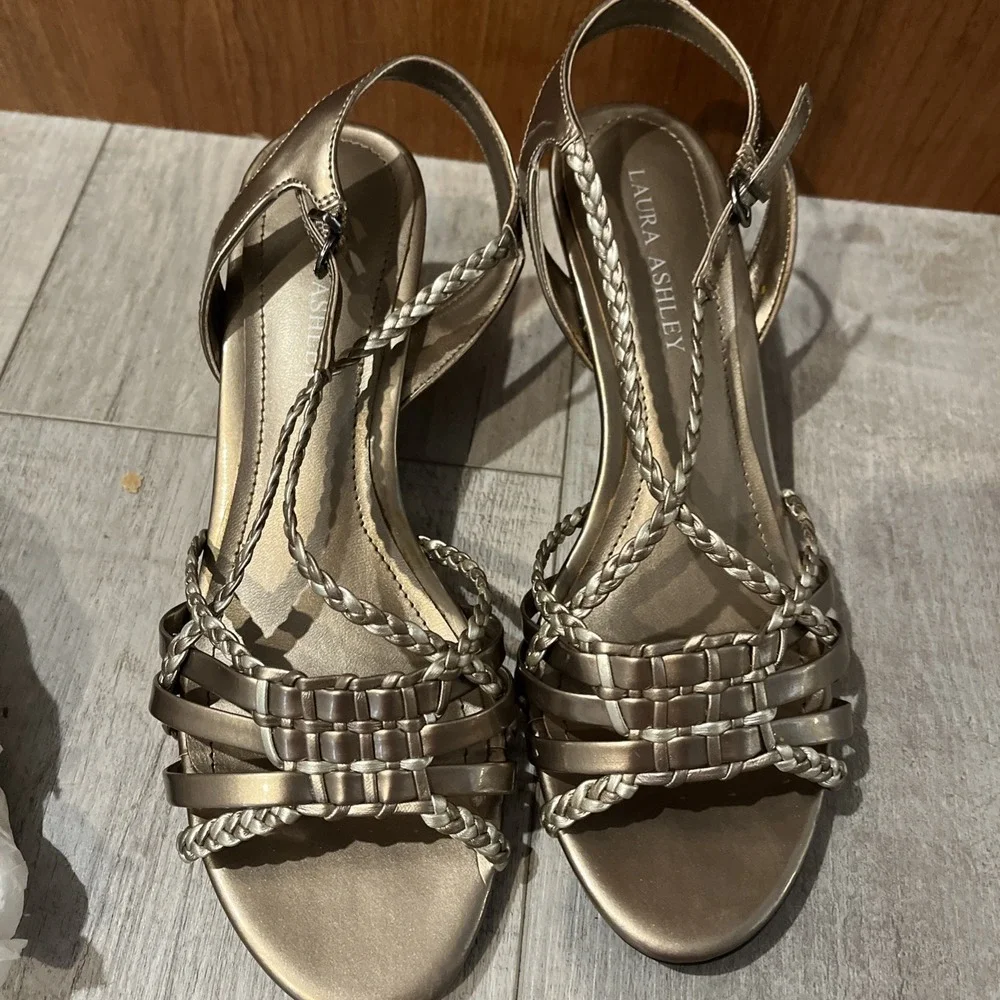 Women's Shoes Laura Ashley 8M Sandals Metallic Silver Bronze